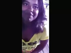 සිනිඳු කෙල්ල තම පෙම්වතාට කෙලවමින්